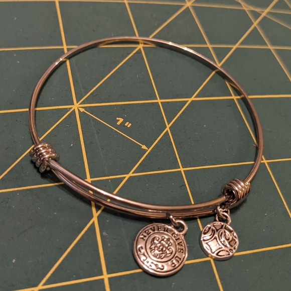 Bangle charm bracelet "Never Give Up" - adjustable silver tone - Picture 7 of 11
